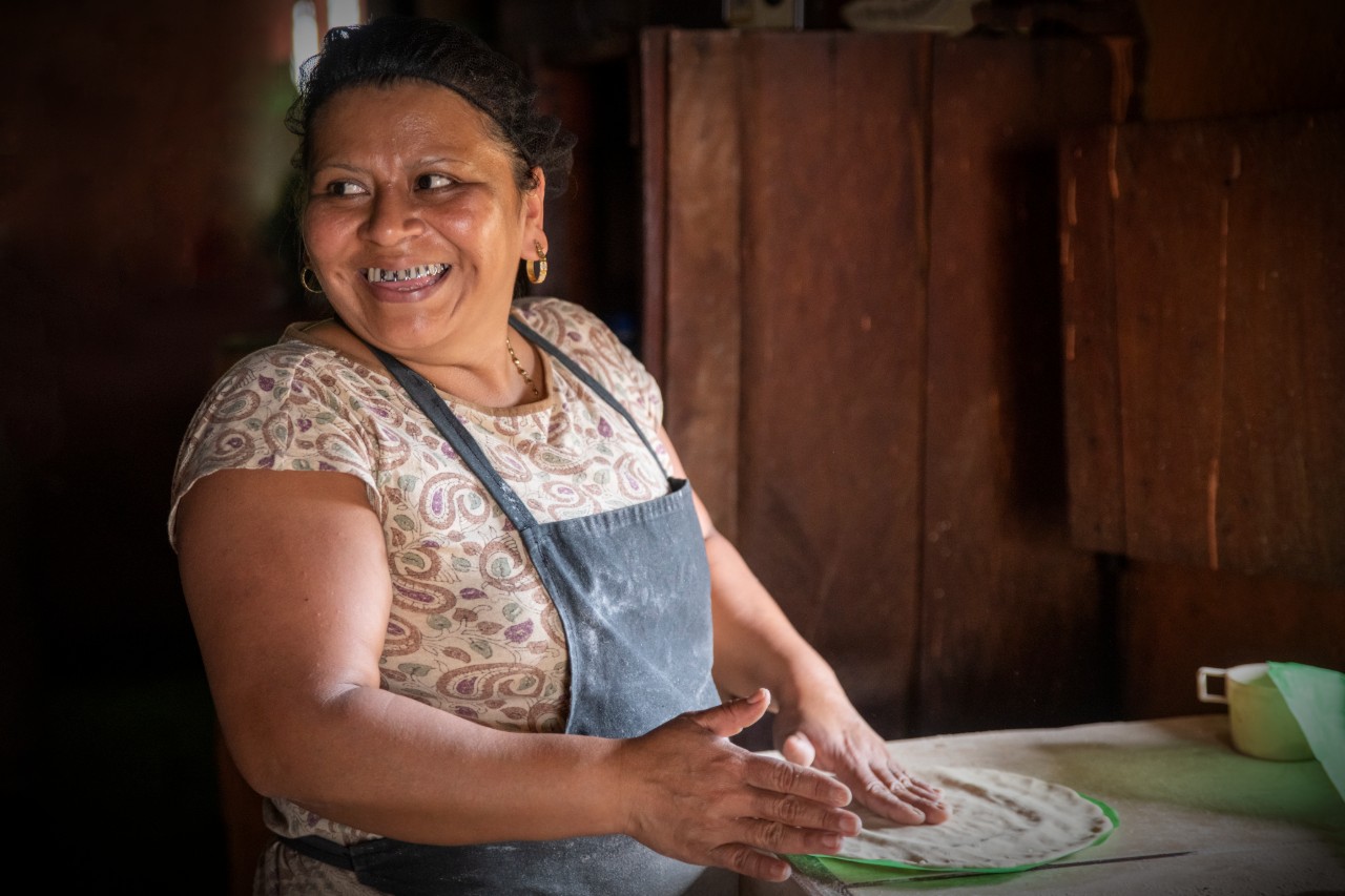 Juana making tortillas at the El Recreo Coffee Farm